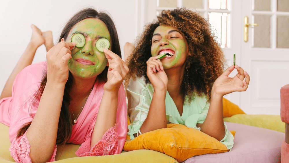 10 Dicas de Autocuidado Feminino para Florescer Hoje Irresistível, imagem de duas mulheres deitadas com mascaras de pepino no rosto, cuidando da pele.
