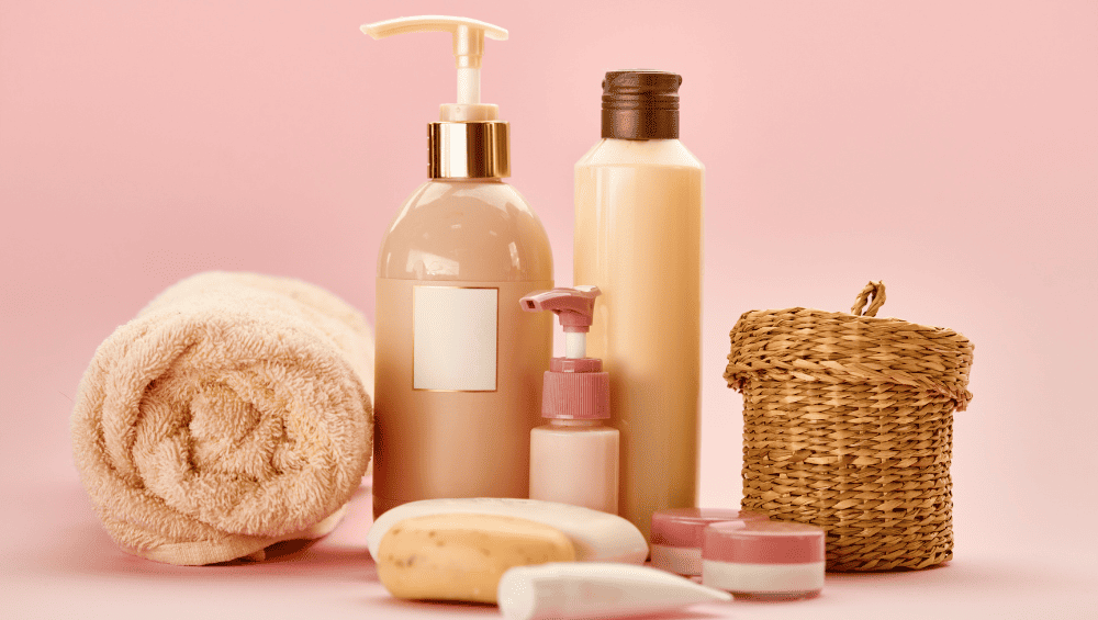 Cuidados com a pele a base da beleza natura Como Ficar Bonita de Rosto, foto de produtos de skincare para representar os cuidados com a pele e a importância de ter uma rotina de cuidados.