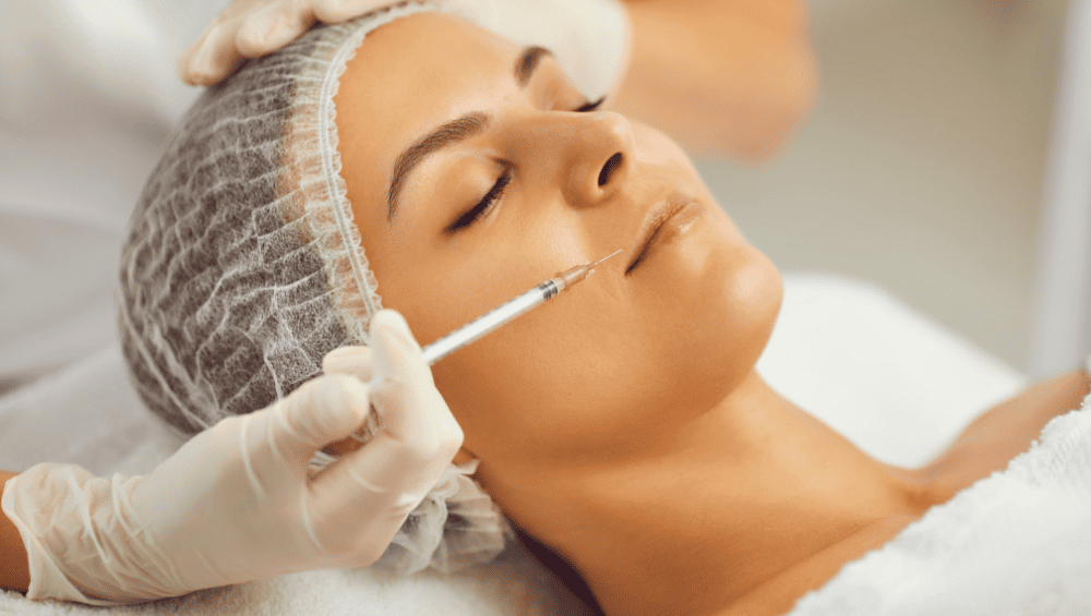 Nutralfit Clareador Funciona? - Quais são os ingredientes do Nutralfit Clareador, imagem de uma mulher em uma clinica de estética aplicando o acido hialurônico, na pele, esse é um dos ingrediente que esta presente na fórmula concentrada do clareador Nutralfit.