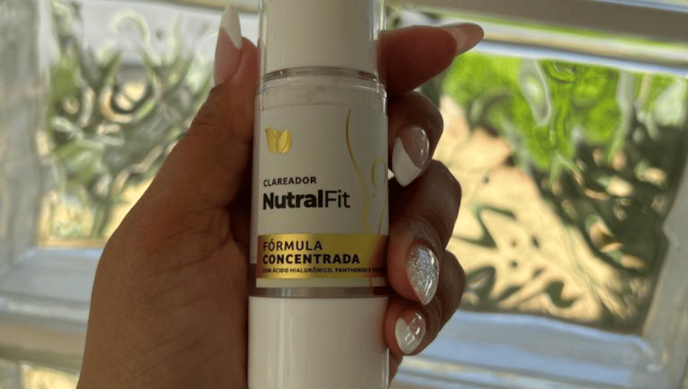 Nutralfit Clareador Funciona? Imagem da mão de uma mulher segurando o produto.