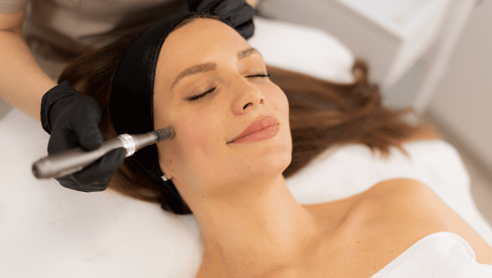 Como Ter Um Glow Up - Cuide da sua pele todos os dias - mulher deitada, relaxada, cuidando da pele do rosto, fazendo um tratamento estético.