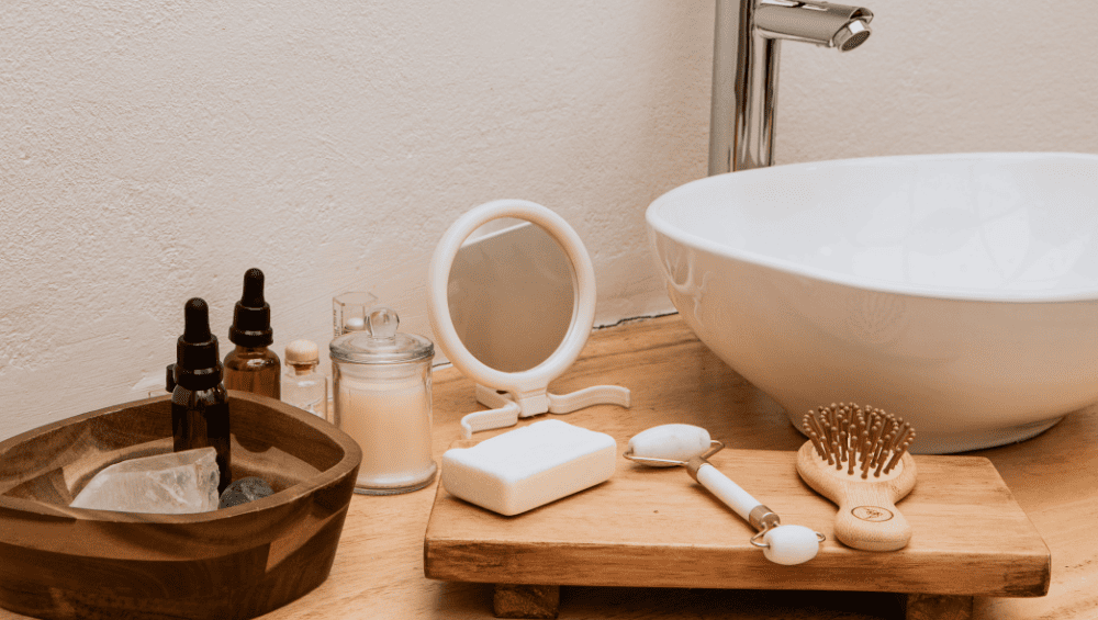 Como Ter Um Glow Up - Tenha uma rotina de autocuidado - uma bancada no banheiro com vários produtos de autocuidado.