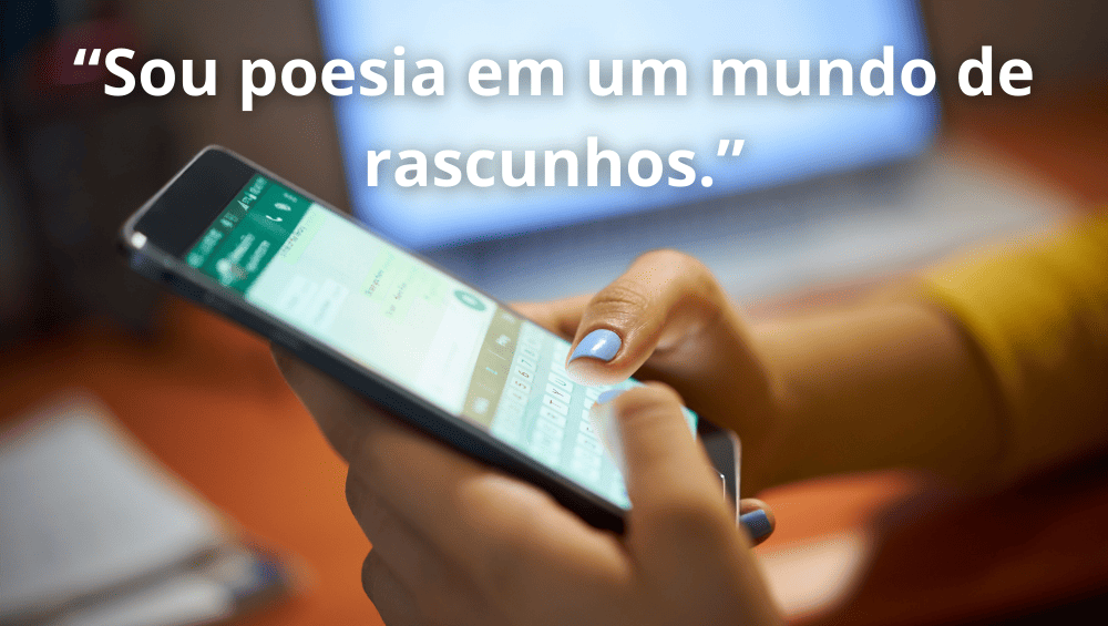 Frases para aumentar autoestima, imagem de um celular no WhatsApp, com a frase: "sou poesia em um mundo de rascunhos".