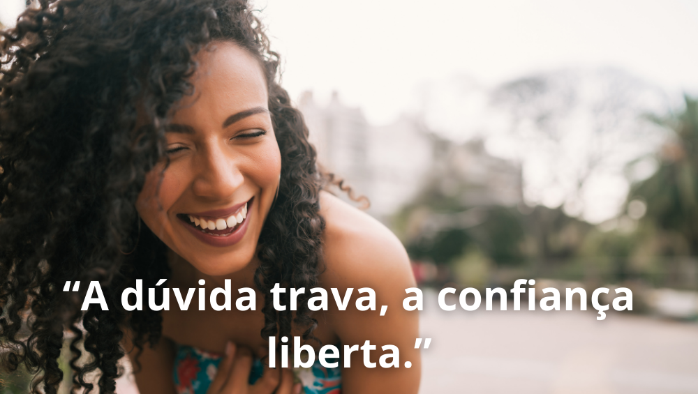 Frases para Aumentar Autoestima, mulher sorrindo, com a frase: “A dúvida trava, a confiança liberta.”