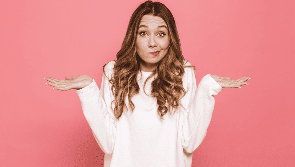 Frases para Aumentar Autoestima, imagem de uma mulher com cara de duvida, se perguntando porque as frases indicadas aumenta a autoestima.