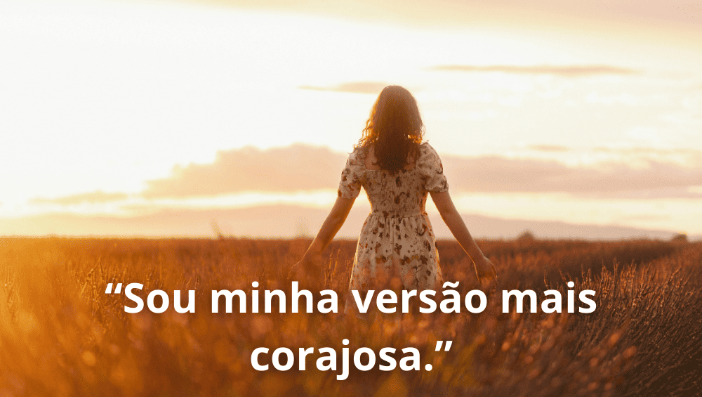 Frases para Aumentar Autoestima, imagem de mulher de costas , com braços abertos admirando ao por do sol com a frase "sou minha versão mais corajosa na imagem.