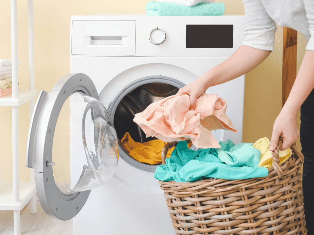 Como Ter Um Dia Produtivo - Como Ter Um Dia Produtivo Mesmo Com Rotina Cheia Como Ter Um Dia Produtivo - Como Ter Um Dia Produtivo Mesmo Com Rotina Cheia - mulher colocando roupa para lavra na maquina.