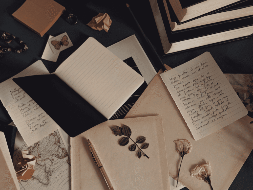 Como Ter Um Dia Produtivo - Conclusão Como Ter Um Dia Produtivo - Conclusão - imagem aesthetic de folhas com anotações, caderno, caneta, simbolizando a produtividade.