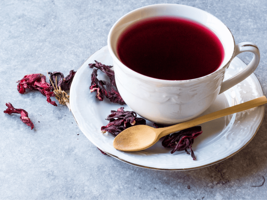 O Que Beber Para Desinflamar o Corpo - Chá de Hibisco - xicara branca com chá de hibisco