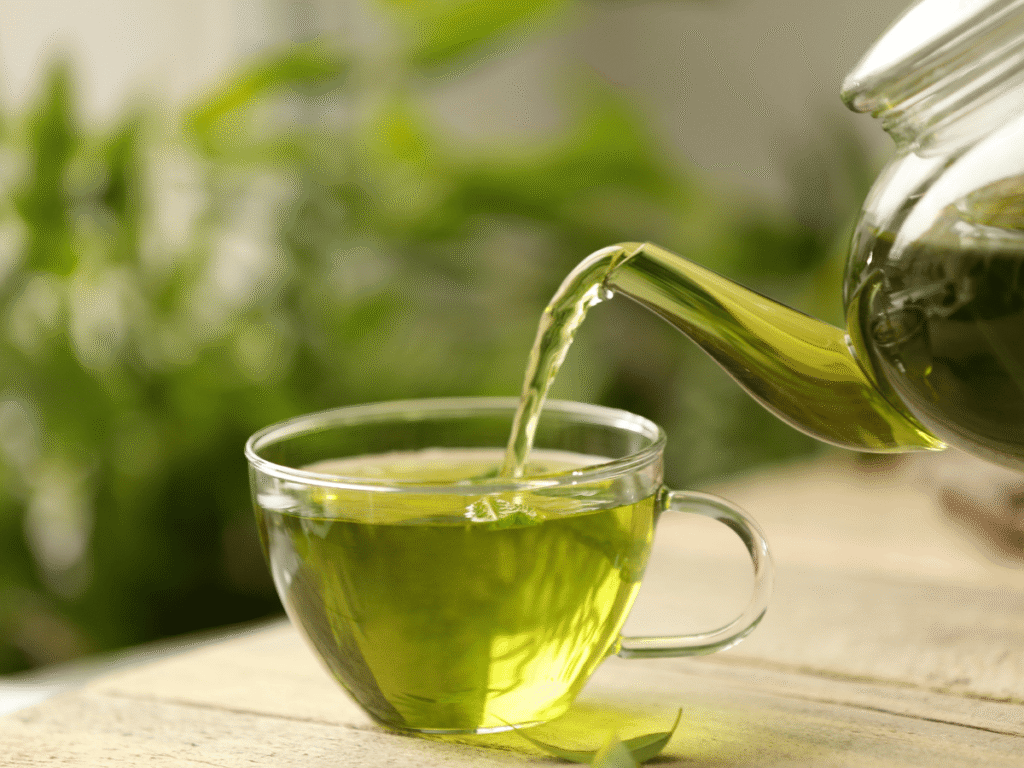 O Que Beber Para Desinflamar o Corpo - cha verde - bule colocando na xicara o cha verde