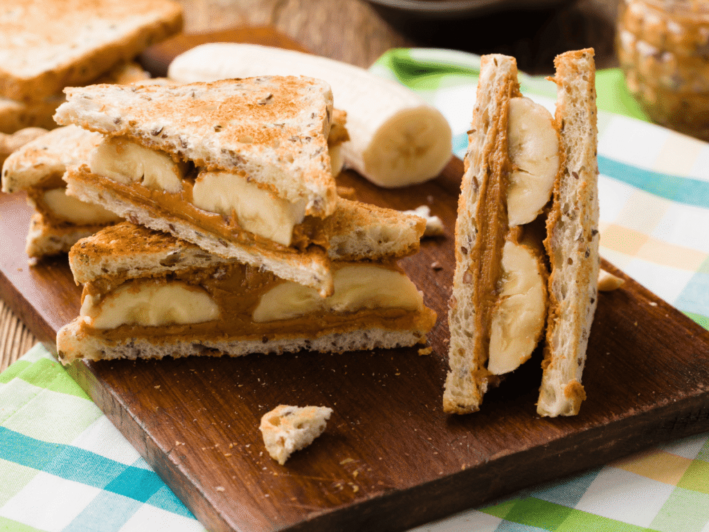 O Que Devo Comer Para Ganhar Peso - Exemplos de Lanches Saudáveis Para Ganhar Peso - imagem de um pão de forma delicioso com banana e pasta de amendoim