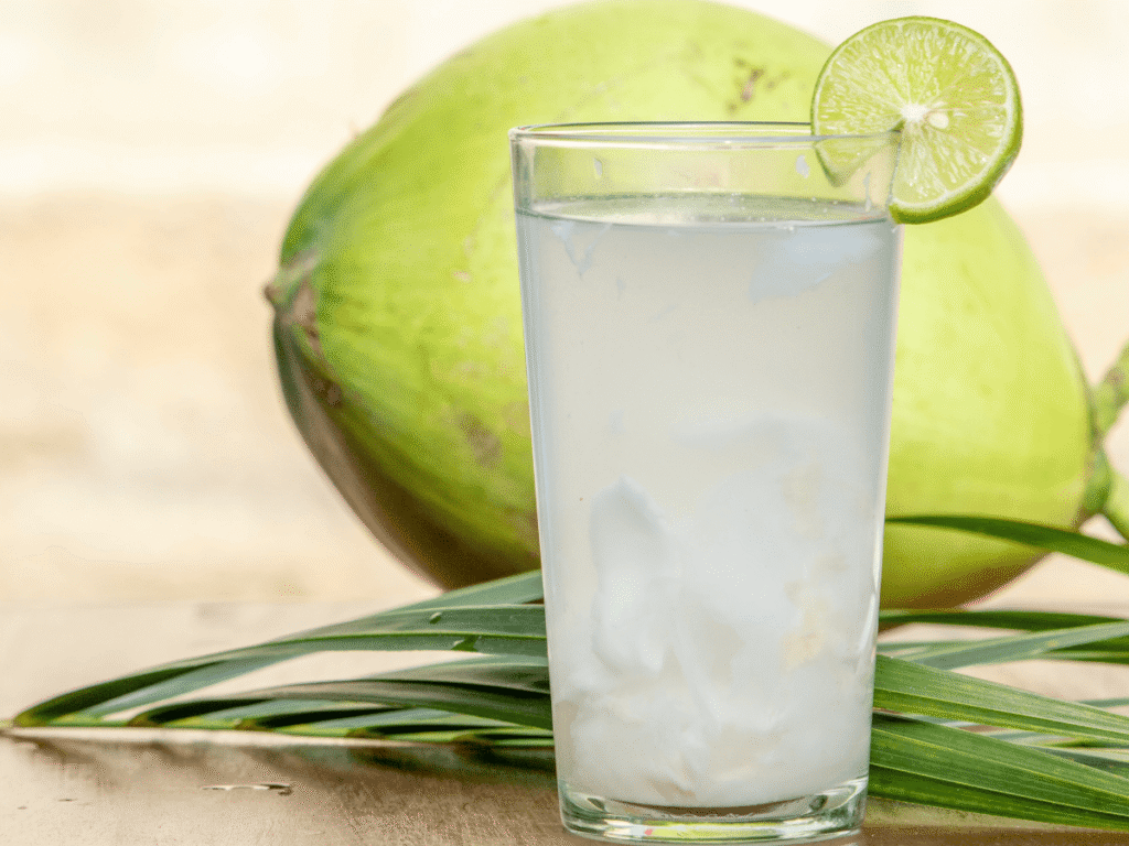 O que Comer para Desinflamar o Corpo Rápido Dicas que Funcionam de Verdade - Hidratação é Essencial O que Comer para Desinflamar o Corpo Rápido Dicas que Funcionam de Verdade - Hidratação é Essencial - imagem com um copo de aguá de coco delicioso, com o coco e a palha, imagem que reflete hidratação