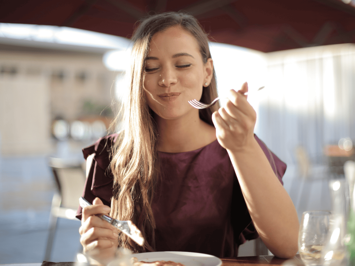 O que Comer para Desinflamar o Corpo Rápido Dicas que Funcionam de Verdade - imagem de mulher feliz comendo