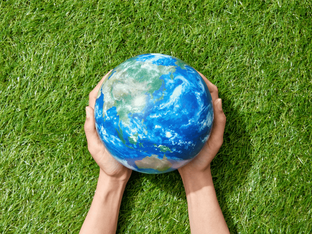 O que significa viver com propósito - Reflita sobre o que te incomoda no mundo O que significa viver com propósito - Reflita sobre o que te incomoda no mundo - imagem de uma grama e as mão segurando o mundo nas mãos