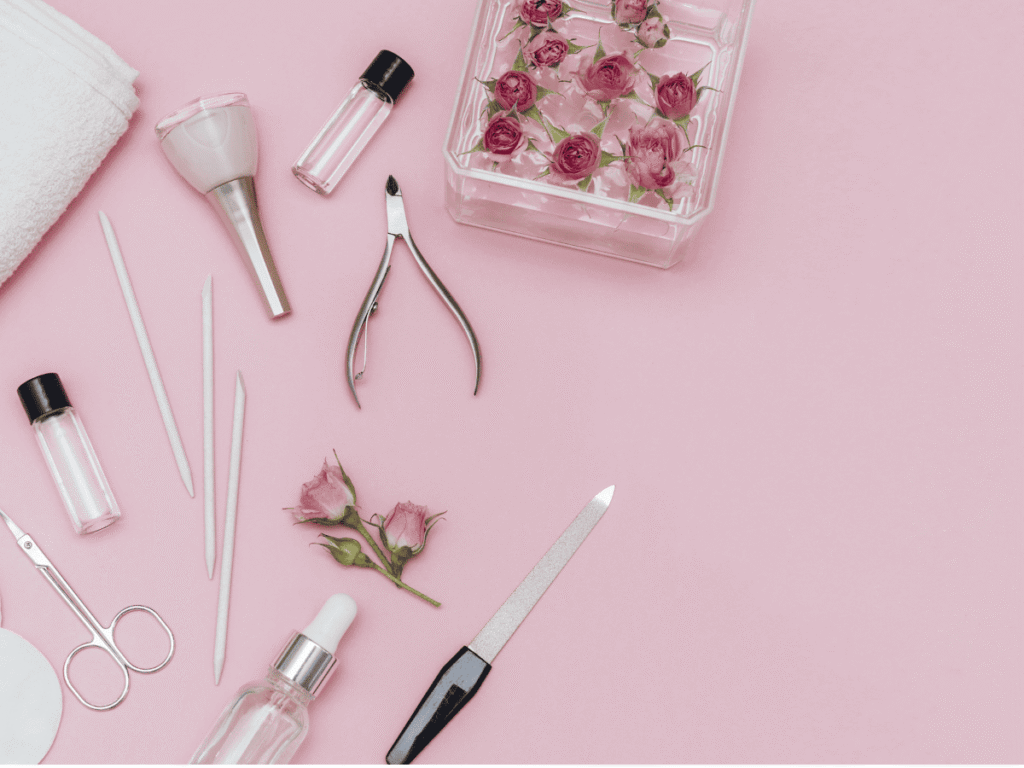 Unhas Fortes e Bonitas - A Rotina de Cuidados Essenciais para Suas Mãos e Unhas Unhas Fortes e Bonitas - A Rotina de Cuidados Essenciais para Suas Mãos e Unhas - imagem com vários produtos e ferramenta para cuidar das unhas