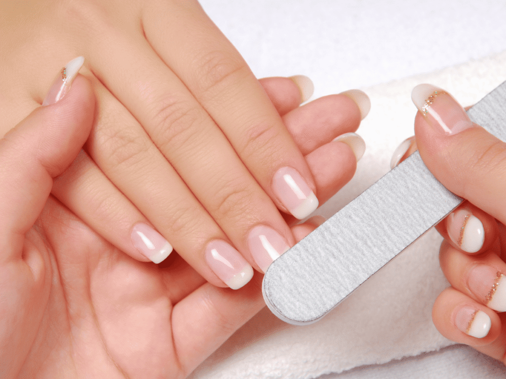 Unhas Fortes e Bonitas - Escolha a Lixa Certa Unhas Fortes e Bonitas - Escolha a Lixa Certa - imagem de unhas sendo lixada