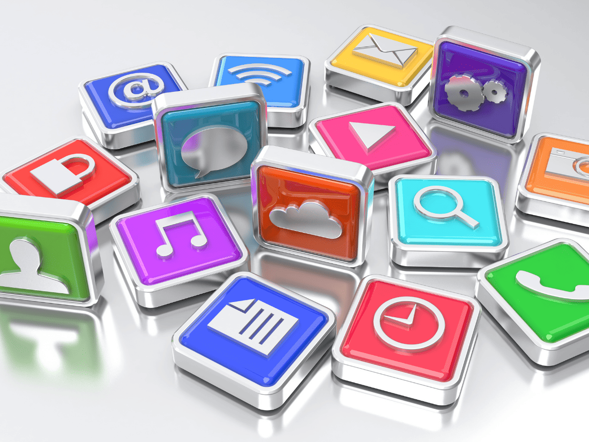 Coleção de ícones 3D de aplicativos coloridos (e-mail, calendário, música, relógio, nuvem) em superfície reflexiva, representando os melhores apps para organizar a rotina e aumentar a produtividade.