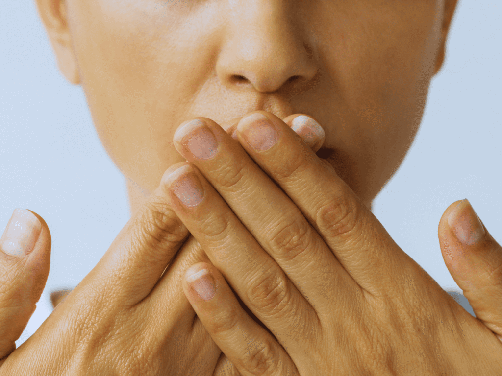 Como Começar a Cuidar de Si Mesma - Domine sua Mente Mude o que Você Diz para Si Mesma Mais Amor e Menos Crítica - imagem de mulher colocando as mãos na boca, simbolizando que temos que ter cuidado com que falamos para nós mesmas