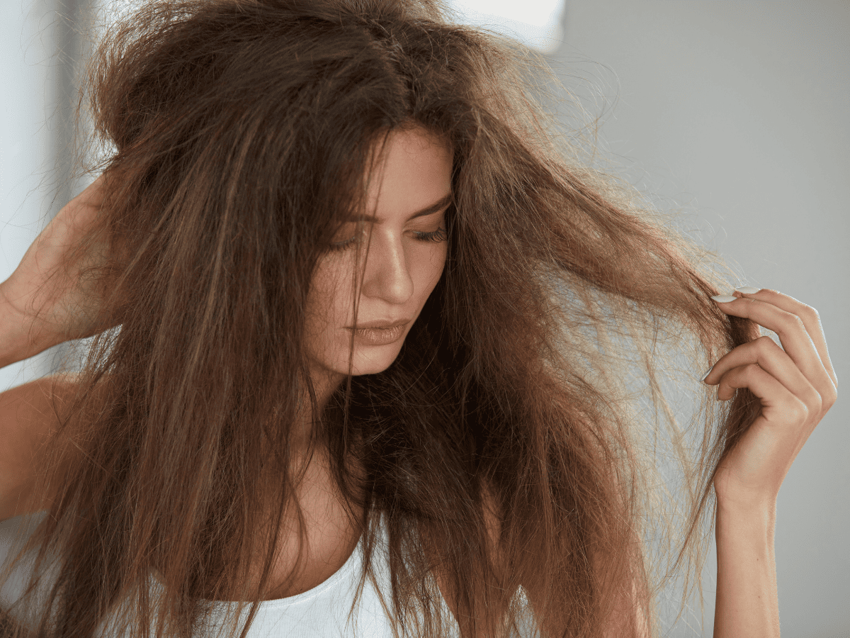 Do lixo ao luxo Como recuperar o cabelo em casa usando apenas 3 produtos clássicos - imagem de mulher com cabelo liso todo danificado.