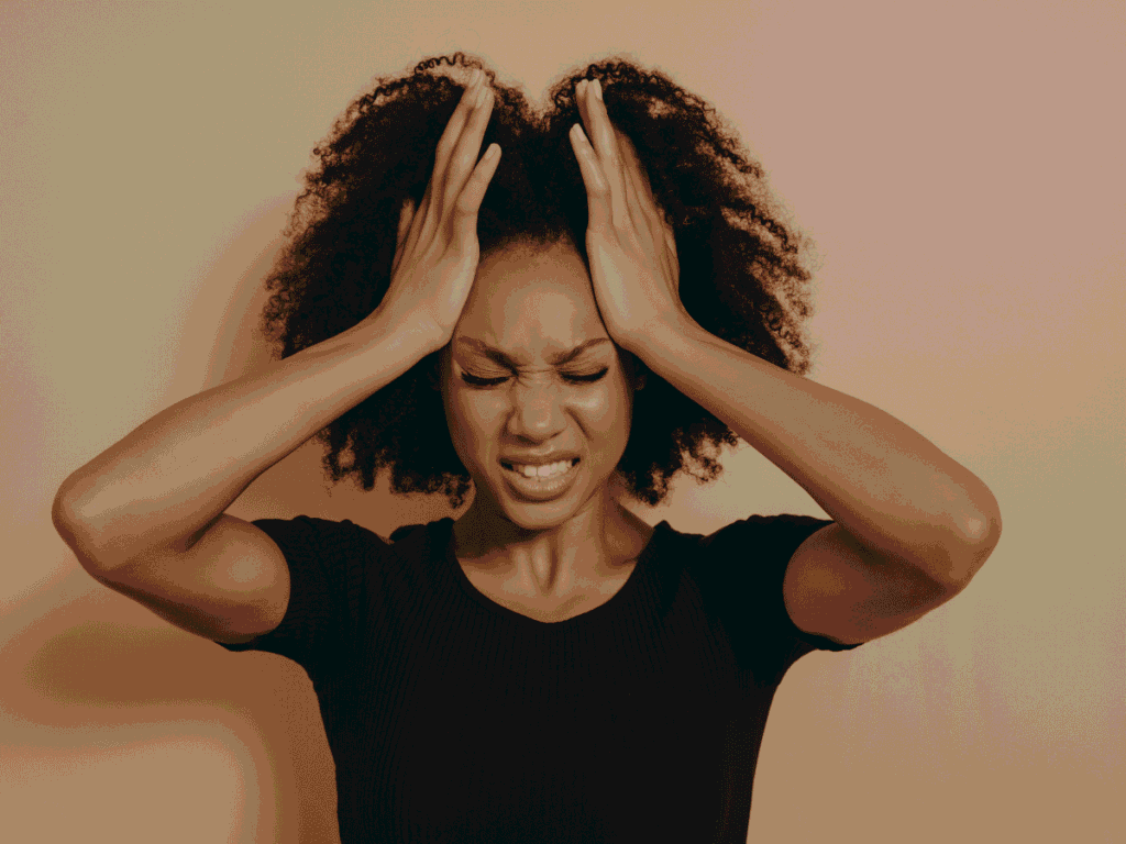 Por Que Você Não Emagrece Nem Comendo Apenas Salada - O Estresse e o Vilão Cortisol - imagem de mulher estressada.